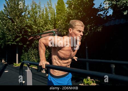 Tscheljabinsk / Russland - 07.22.2019. Die Menschen im Stadtpark beschäftigen sich mit den Stromsimulatoren. Einführung in Sport und einen gesunden Lebensstil. Stockfoto