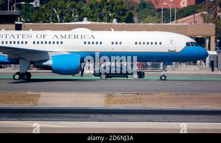 Santa Ana, Kalifornien, USA. Oktober 2020. Air Force One mit US-Präsident Donald Trump kommt am John Wayne Airport in Orange County an. Trump war auf dem Weg zu einer Spendenaktion in Newport Beach. Air Force One wird auf jedes Flugzeug ausgedehnt, das den Präsidenten transportiert. Die kleinere C-32 ist eine speziell konfigurierte Boeing 757. Kredit: K.C. Alfred/ZUMA Wire/Alamy Live News Stockfoto