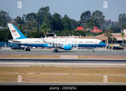 Santa Ana, Kalifornien, USA. Oktober 2020. Air Force One mit US-Präsident Donald Trump kommt am John Wayne Airport in Orange County an. Trump war auf dem Weg zu einer Spendenaktion in Newport Beach. Air Force One wird auf jedes Flugzeug ausgedehnt, das den Präsidenten transportiert. Die kleinere C-32 ist eine speziell konfigurierte Boeing 757. Kredit: K.C. Alfred/ZUMA Wire/Alamy Live News Stockfoto