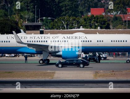 Santa Ana, Kalifornien, USA. Oktober 2020. Eine Limousine mit US-Präsident Donald Trump fährt auf einem Taxiweg vorbei an Air Force One am John Wayne Airport in Orange County. Trump war auf dem Weg zu einer Spendenaktion in Newport Beach. Air Force One wird auf jedes Flugzeug ausgedehnt, das den Präsidenten transportiert. Die kleinere C-32 ist eine speziell konfigurierte Boeing 757. Kredit: K.C. Alfred/ZUMA Wire/Alamy Live News Stockfoto