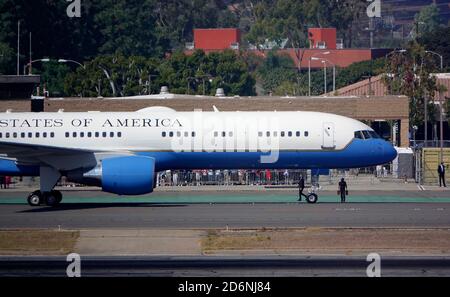 Santa Ana, Kalifornien, USA. Oktober 2020. Air Force One mit US-Präsident Donald Trump kommt am John Wayne Airport in Orange County an. Trump war auf dem Weg zu einer Spendenaktion in Newport Beach. Air Force One wird auf jedes Flugzeug ausgedehnt, das den Präsidenten transportiert. Die kleinere C-32 ist eine speziell konfigurierte Boeing 757. Kredit: K.C. Alfred/ZUMA Wire/Alamy Live News Stockfoto