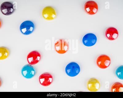 Glänzende bunte Steinkugeln auf weißem Hintergrund als Hintergrund. Abstrakt holyday Hintergrund der bunten Glasperlen Stein Kieselsteine auf weißem Hintergrund Stockfoto