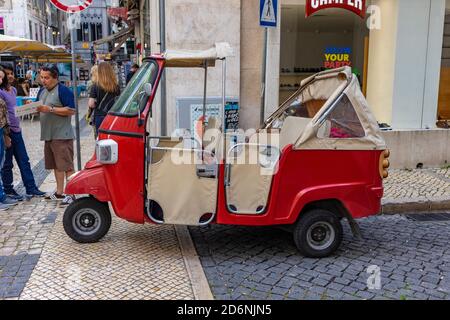 Lisabon/ Portugal-29. Mai 2017: Beliebter Touristenverkehr in Lisabon, kleine Fahrzeuge in hellen Farben genannt Tuk Tuk, fahren auf drei Rädern Stockfoto