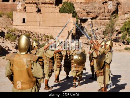 PETRA, JORDANIEN - OKTOBER 24 : Wiederaufbau Militärgruppe in Petra Wadi Musa 2017 Jordanien Stockfoto