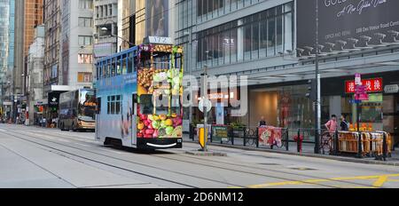 HONG KONG, CHINA - APRIL 02 : Hong Kong Straßenbahn auf der Straße in Hong Kong Stockfoto