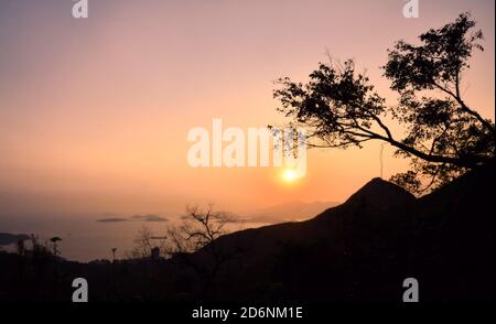 Berge und Inseln Blick rund um Hong Kong bei Sonnenuntergang Stockfoto
