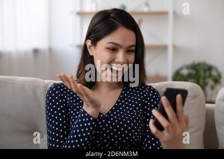 Überglücklich asiatische Frau Triumph mit Nachricht auf Zelle Stockfoto