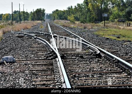 Railroad Tracks zersplittert in eine verlassene Linie Stockfoto