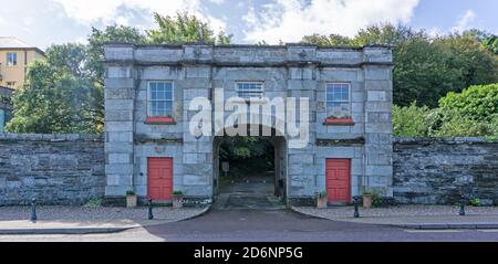 Der gewölbte Eingang zum Bantry House in Bantry, County Cork, Irland. Das Haus selbst stammt aus dem 18. Jahrhundert und ist eine wichtige Touristenattraktion. Stockfoto