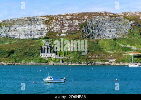 Der Hafen im Dorf Crookhaven, Grafschaft Cork, Irland und in der Ferne die Überreste eines alten Steinbruchs. Stockfoto