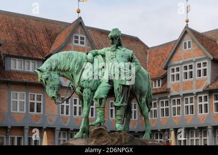 August der Jüngere war ein mittelalterlicher Herzog in Wolfenbüttel, Niedersachsen. Seine Statue steht vor dem Rathaus auf dem Stadtplatz. Stockfoto