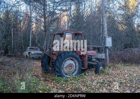 Autofriedhof im Herbst in Schweden Stockfoto