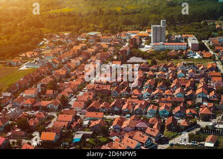 Kleine Stadt mit roten Hausdächern Luftaufnahme Stockfoto