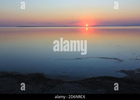 Ruhiger Sonnenuntergang über der Küste Stockfoto