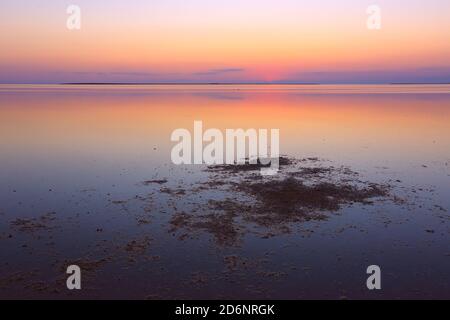 Ruhige Abendszene am Meer nach Sonnenuntergang Stockfoto