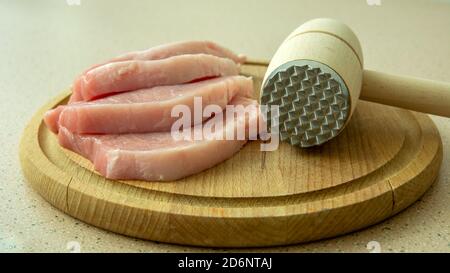 Rohe Stücke des Lenden auf dem Brett und das Fleisch mallet Stockfoto