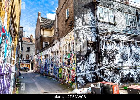 Wände mit Graffiti, Plakaten und Kunstwerken von Brick Lane, East London, Großbritannien Stockfoto
