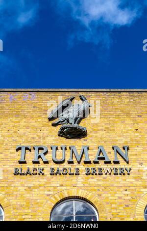 Nahaufnahme des Truman Brewery Logos auf dem umgebauten Brauereigebäude in Brick Lane, East London, Großbritannien Stockfoto