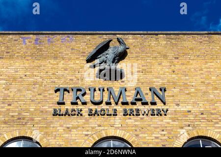 Nahaufnahme des Truman Brewery Logos auf dem umgebauten Brauereigebäude in Brick Lane, East London, Großbritannien Stockfoto