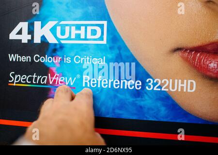 Paris, Frankreich - 11. Apr 2018: Männlicher POV zeigt auf der Kartonverpackung des professionellen NEC SpectraView Reference 322 HD-Monitordisplays Stockfoto