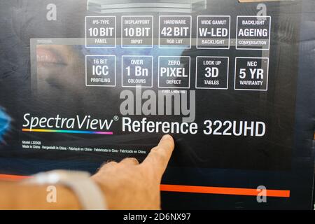 Paris, Frankreich - Apr 11, 2018: Männlicher POV zeigt auf dem Karton des NEC SpectraView Reference 322 HD Monitor Displays mit professionellen Features Stockfoto