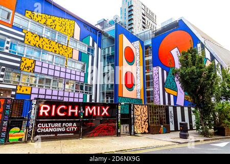 Rich Mix in Shoreditch, gemalt von der Künstlerin Camille Walala für das London Mural Festival 2020, London, UK Stockfoto