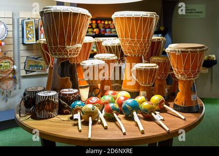 Bunte traditionelle afrikanische Trommeln in Johannesburg, Südafrika Stockfoto