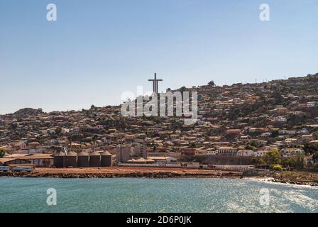 Coquimbo, Chile - 7. Dezember 2008: Tall Millennium Cross Trinity, umgeben von Häusern in verschiedenen Farben, unter einem Wolkenkratzer über dem Harbo Stockfoto