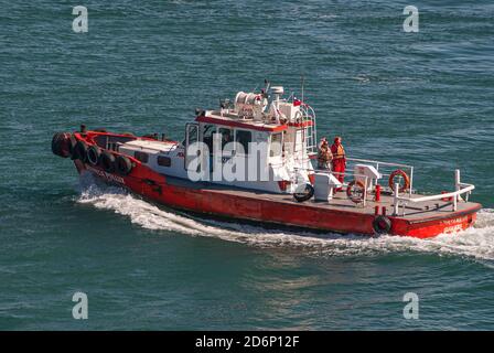 Coquimbo, Chile - 7. Dezember 2008: Nahaufnahme des weiß-roten Agunsa Pollux Piloten und Schleppers auf azurblauem Meerwasser mit Besatzung an Deck. Stockfoto