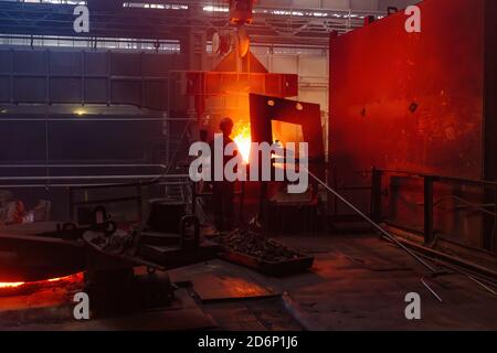 Arbeiter betreibt Metallguss-Prozess in metallurgischen Werk Stockfoto