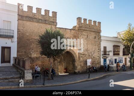 Das Tor von Jerez, Puerta de Jerez in Tarifa, Costa de la Luz, Andalusien, Spanien. Stockfoto