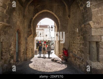 Das Tor von Jerez, Puerta de Jerez in Tarifa, Costa de la Luz, Andalusien, Spanien. Stockfoto