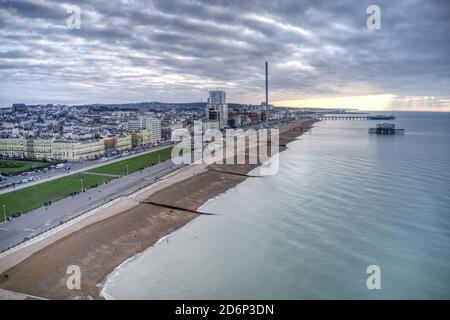 Luftaufnahme von Brighton Seafront kurz nach Sonnenaufgang, die einen dramatischen Wolkeneffekt erzeugt. Stockfoto