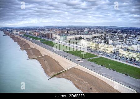 Luftaufnahme von Hove Seafront mit der schönen Promenade und den eleganten Gebäuden entlang der Küste. Stockfoto