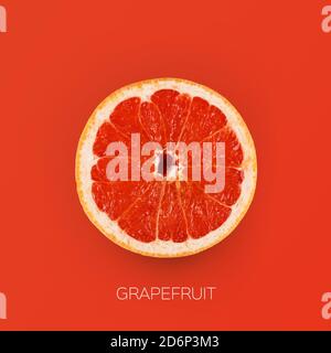 Eine saftige Grapefruit halb isoliert auf orangefarbenem Hintergrund, quadratische Aufnahme Stockfoto