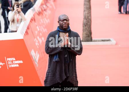 Rom, Italien. Oktober 2020. Steve McQueen auf dem Roten Teppich des zweiten Tages des Rom Filmfestivals (Foto: Matteo Nardone/Pacific Press/Sipa USA) Quelle: SIPA USA/Alamy Live News Stockfoto