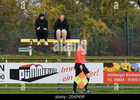 Weinberg, Deutschland. Oktober 2020. Zuschauer beim Frauenregionalliga-Spiel zwischen SV Weinberg und FFC Wacker München. Sven Beyrich/SPP Kredit: SPP Sport Pressefoto. /Alamy Live Nachrichten Stockfoto