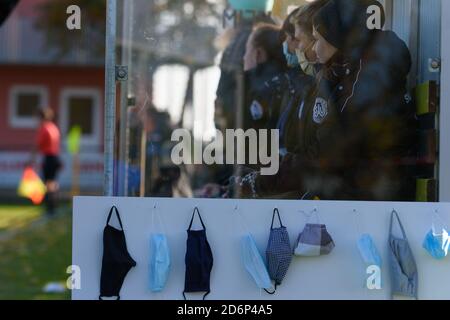 Weinberg, Deutschland. Oktober 2020. Masken auf der Weinbergbank beim Frauenregionalliga-Spiel zwischen SV Weinberg und FFC Wacker München. Sven Beyrich/SPP Kredit: SPP Sport Pressefoto. /Alamy Live Nachrichten Stockfoto