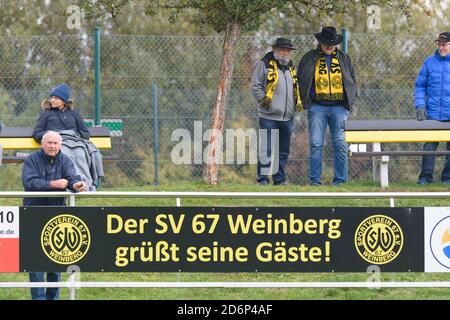 Weinberg, Deutschland. Oktober 2020. Fans beobachten das Frauenregionalliga-Spiel zwischen SV Weinberg und FFC Wacker München. Sven Beyrich/SPP Kredit: SPP Sport Pressefoto. /Alamy Live Nachrichten Stockfoto