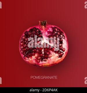 Ein reifer Granatapfel halb isoliert auf rotem Hintergrund, quadratischer Schuss Stockfoto