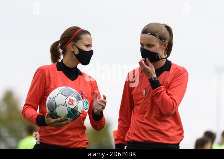 Weinberg, Deutschland. Oktober 2020. Maskierte Schiedsrichter vor dem Frauenregionalliga-Spiel zwischen SV Weinberg und FFC Wacker München. Sven Beyrich/SPP Kredit: SPP Sport Pressefoto. /Alamy Live Nachrichten Stockfoto