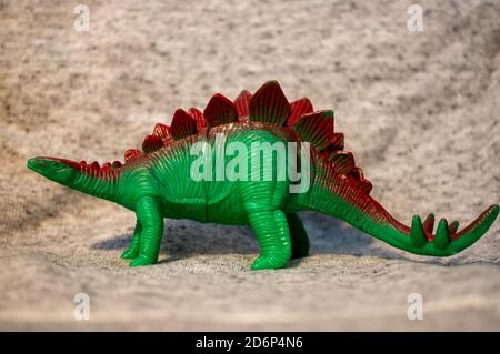 Nahaufnahme einer Spielzeugfigur eines grünen Stegosaurus-Dinosauriers Stockfoto