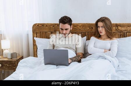 Langeweile und Eifersucht in der Familie zu Hause während covid-19 Quarantäne Stockfoto