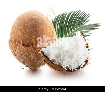 Kokosnuss mit Kokosflocken und grünem Blatt isoliert auf weißem Hintergrund. Stockfoto