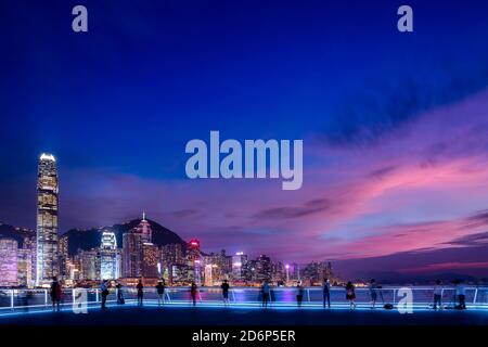 Victoria Harbour der Skyline von Hongkong bei Nacht Stockfoto