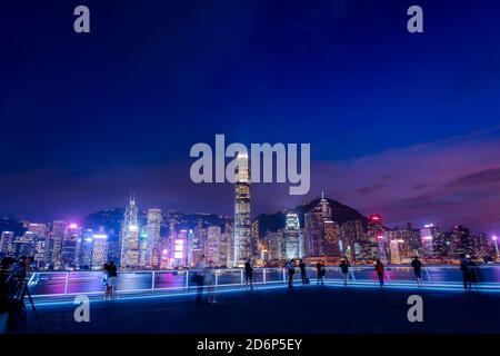 Victoria Harbour der Skyline von Hongkong bei Nacht Stockfoto