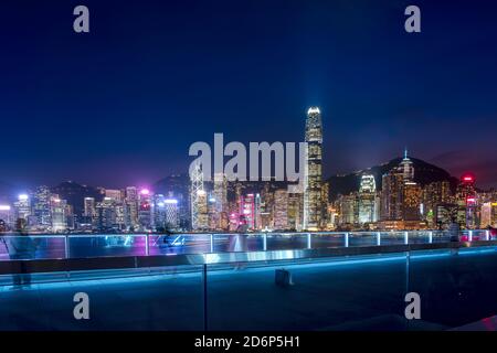 Victoria Harbour der Skyline von Hongkong bei Nacht Stockfoto