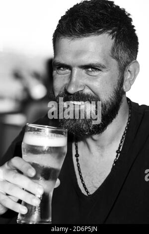 Die Feier oktoberfest Konzept. Genießen Sie es im Pub. Schöner bärtiger Mann, der Bier trinkt. Stockfoto