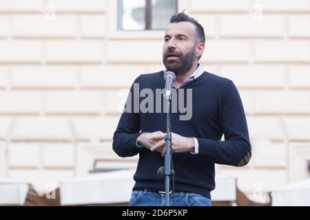 Rom, Italien. Oktober 2020. Alessandro Zan, Berichterstatter des Dekretes gegen Homotransphobie während der Demonstration vor dem Pantheon in Rom zur Unterstützung des Dekretes gegen Homotransphobie. (Foto: Matteo Nardone/Pacific Press/Sipa USA) Quelle: SIPA USA/Alamy Live News Stockfoto