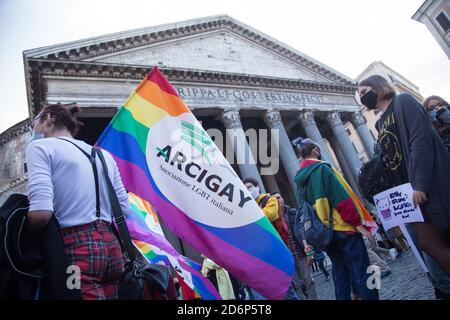 Rom, Italien. Oktober 2020. Demonstration vor dem Pantheon in Rom zur Unterstützung des Dekrets gegen Homotransphobie (Foto: Matteo Nardone/Pacific Press/Sipa USA) Quelle: SIPA USA/Alamy Live News Stockfoto